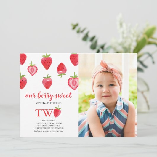 Strawberry Second Birthday Party Photo Invitation Kaart (Staand voorkant)