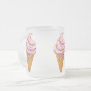 Strawberry sundae in wafelkegel met gooien matglas koffiemok