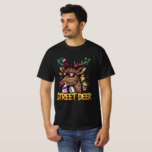 Street Deer – Graffiti Reindeer Christmas Design T-shirt (Voorkant volledig)