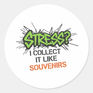 Stress? Ik verzamel het als souvenirs - Graffiti D Ronde Sticker