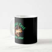 Stretch First, Judge Later Funny Cat Mug for Yoga (Devant gauche)