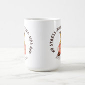 “Stretch out, sip slow, stress less.” Koffiemok (Center)