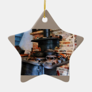 Strijkijzers op het fornuis keramisch ornament