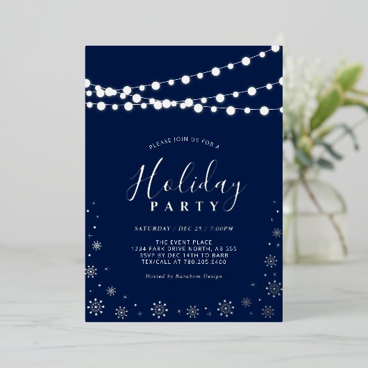 String Lights & Snowflakes | Moderne feestdag Folie Uitnodiging (Staand Voorkant)