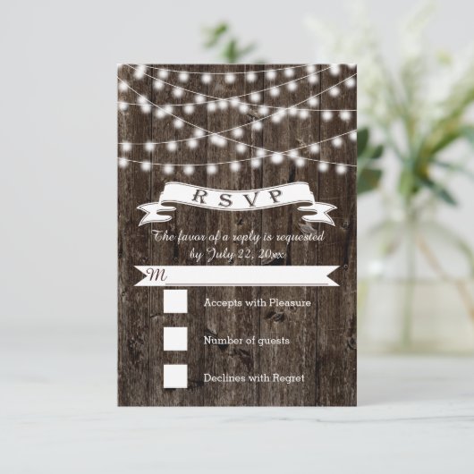 String van lichten op hout en banner bruiloft RSVP (Staand voorkant)