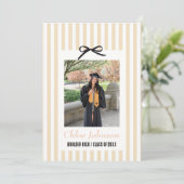  Striped Graduation Party Invitation With a Bow (Debout devant)