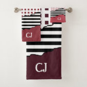 Stripes Net Black, White, Red Layered Initialen Bad Handdoek (Insitu)