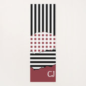 Stripes Net Black, White, Red Layered Initialen Yogamat (Achterkant)