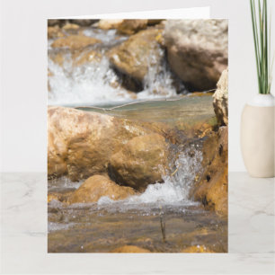 Stromende beek in de lente kaart