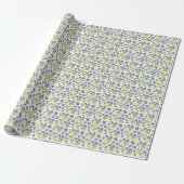 Stromende biologische bloemen blauw groen op crème cadeaupapier (Uitgerold)
