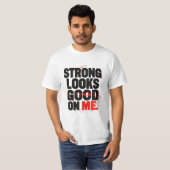Strong Looks Good on Me – Gym Motivation Typograph T-shirt (Voorkant volledig)