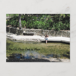 Student met Feet in Creek bij Mission Briefkaart