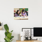 Studenten die samenwerken in de klas poster (Thuiskantoor)