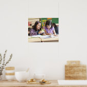 Studenten die samenwerken in de klas poster (Keuken)