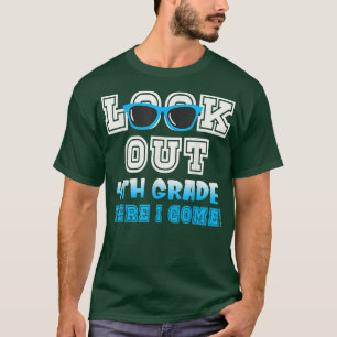 Studenten kijken uit de vierde klas hier ik kom te t-shirt