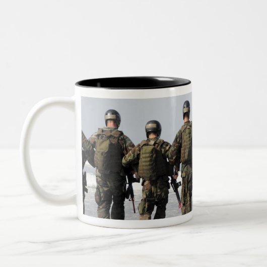 Studenten voor de opleiding van bemanningsleden tweekleurige koffiemok (Links)