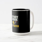 Study Mode Activated • Focused Tweekleurige Koffiemok (Voorkant rechts)