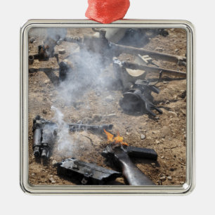 Stukken vijandige wapens liggen op de loer metalen ornament