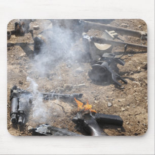 Stukken vijandige wapens liggen op de loer muismat