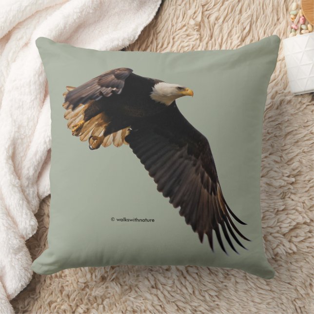 Stunning Bald Eagle in Flight Kussen (Deken)