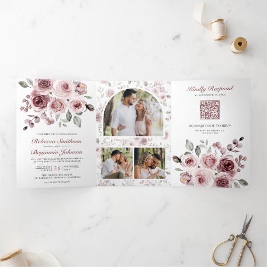 Stusty roze rozen in één QR-code bruiloft Drieluik Uitnodiging (Binnen)