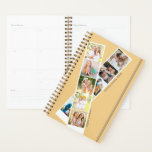 Style 8 Photo Strip Jaune Bleu Personnalisé<br><div class="desc">Planificateur personnalisé que vous pouvez customiser avec 8 de vos photos préférées, votre nom et n'importe quelle année. Le modèle photo est configuré pour que vous puissiez ajouter vos photos, qui sont affichées au format carré / instagram, en simple bande photo. Le design est habillé d'une palette de couleurs chic...</div>