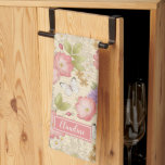 Style botanique rose<br><div class="desc">Un motif floral assez vintage, personnalisé avec votre nom, orne cette serviette de cuisine. Personnalisez-le pour un cadeau. Grand cadeau pour la Fête des Mères, les amis, les cadeaux de Noël ou juste pour la raison. Conçu pour vous par Blackberry Boulevard.</div>