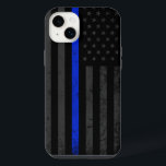 Style foncé et robuste | Drapeau de police de la L<br><div class="desc">Un iPhone style robuste ou un coque en forme mince avec un drapeau bleu foncé et en détresse police mince ligne avec une ligne bleu cobalt vibrante courant au centre. Dans l'arrière - plan se trouve un drapeau américain sombre qui est assez subtil pour voler sous le radar, mais assez...</div>