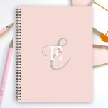 Style moderne de typographie Monogramme Blush rose<br><div class="desc">Une élégante représentation stylisée de votre nom et monogramme accentue ce planificateur personnalisé avec des sérifs classiques et une typographie de script plus ornée dans une symétrie équilibrée. Les trois éléments se mélangent magnifiquement pour créer votre propre logo de marque personnelle. Montré ici avec un arrière - plan rose pâle...</div>