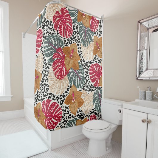 Stylish beautiful tropical forest print on leopard douchegordijn (In situ)