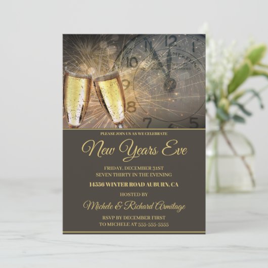 Stylish Champagne en Clock New Years Uitnodiging (Staand voorkant)