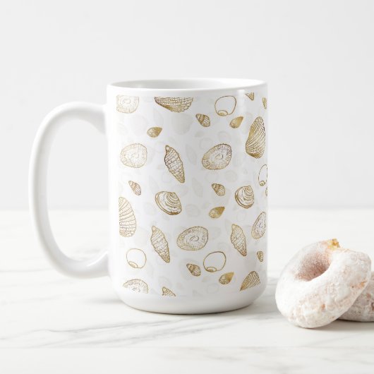 Stylish Gold White Seashells Pattern Koffiemok (Met donut)