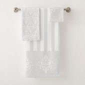 Stylish gris clair Elegant Damask Pattern strié (En situation)