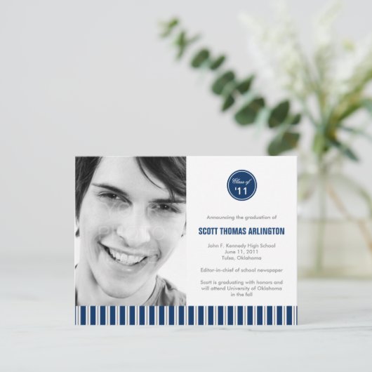 Stylish Stripes Graduation Faire-part / Invitation (Debout devant)