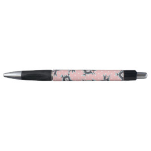 Stylo Bad Dragon souriant dans un arrière - plan rose