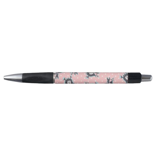 Stylo Bad Dragon souriant dans un arrière - plan rose (Devant)