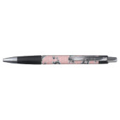 Stylo Bad Dragon souriant dans un arrière - plan rose (Dos)