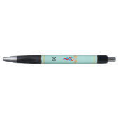 Stylo Caducée et monogramme sur fond bleu clair (Devant)
