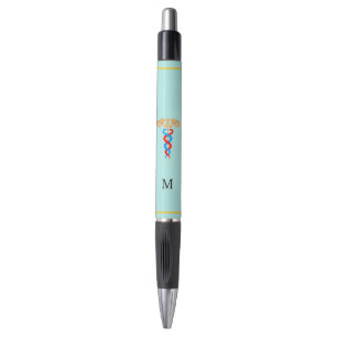 Stylo Caducée et monogramme sur fond bleu clair