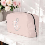 Stylo calligraphie Monogramme Typographie Blush ro<br><div class="desc">Un design monogramme unique et élégant avec votre nom et monogramme accentue ce sac de toilette personnalisé avec sérifs classiques et un script de calligraphie plus orné dans une belle mise en page. Les trois éléments se mélangent magnifiquement pour créer votre propre logo de marque personnelle. Montré ici avec un...</div>