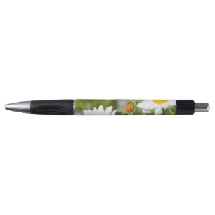 Stylo Coccinelle dans un jardin de marguerite