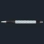 Stylo Cute Blue Baby Boy Stork<br><div class="desc">Ce stylo impressionnant présente l'image graphique d'une mignonne cigogne blanche avec des plumes de queue noire qui se tiennent sur un paquet de couvertures bleu pâle. Il y a du texte bleu sur le paquet qui dit "Baby Boy". Ce design est parfait pour célébrer un bébé garçon.</div>