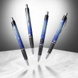Stylo Élégant 67e anniversaire Mariage de Star Sapphire<br><div class="desc">Ce stylo élégant apporte une touche spéciale supplémentaire aux célébrations de 67ème mariage saphir étoiles ! Un élégant lettrage noir et blanc avec des étoiles stylisées scintillant sur un arrière - plan bleu saphir ajoute une touche mémorable pour cette occasion spéciale et une étape extraordinaire. Personnalisez avec les noms du...</div>