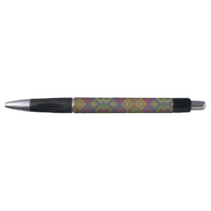 Stylo Le design présente des diamants et des triangles v