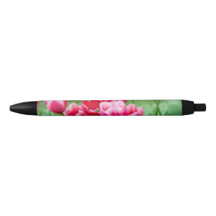Stylo Noir De mignonnes tulipes écarlate dans le jardin