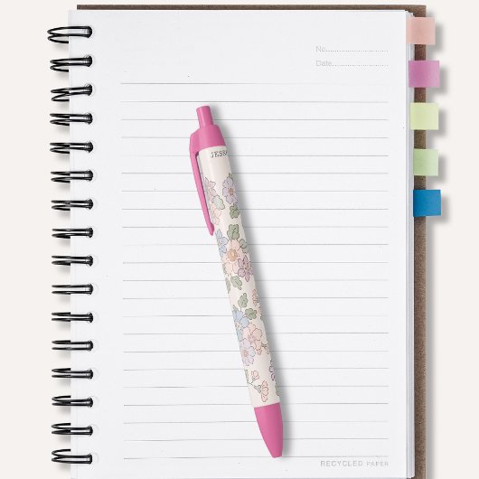 Stylo Noir Fleurs pastel sur l'arrière - plan rose clair