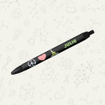 Stylo Noir L'amour de la paix et la science avec le nom<br><div class="desc">Ce stylo personnalisé est l'accessoire parfait pour tout amateur de sciences ou étudiant. Doté d'un design avec un symbole de paix, un coeur et une illustration d'expérience de chimie, le tout placé contre un arrière - plan noir, ce stylo est à la fois élégant et fonctionnel. Le design est complété...</div>