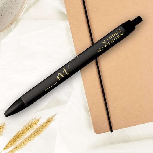 Stylo Noir Nom Or Noir Calligraphie De Script De Monogramme M
