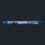 Stylo Noir Starry Night Vincent van Gogh Art Peinture<br><div class="desc">Vincent van Gogh (Néerlandais, 1853 - 1890) Starry Night, 1889, Huile sur toile Non encadré : 73 × 92 cm (28, 7 × 36, 2 po) Ce tableau représente la vue depuis la fenêtre est de la chambre d'asile de Van Gogh à Saint-Rémy-de-Provence, il ajoute un village aménagé. Il est...</div>