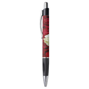 Stylo Rose blanc sur les pétales rouges